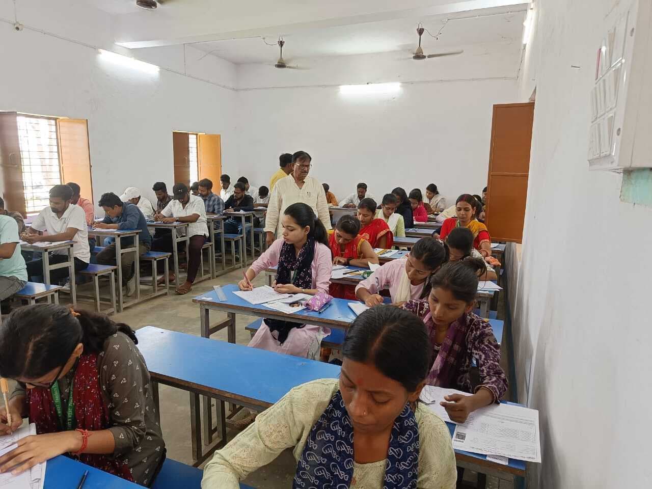 एसएनएसआरकेएस कॉलेज में बीएड प्रथम वर्ष की परीक्षा कदाचार मुक्त संपन्न