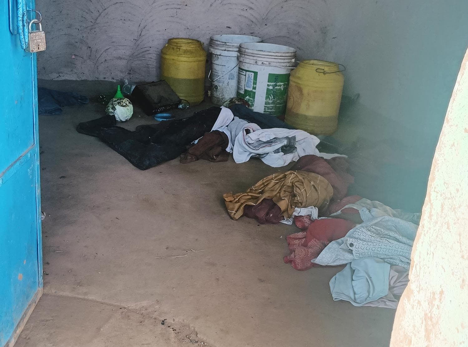 दुकान व घर से नकद व गहने की चोरी