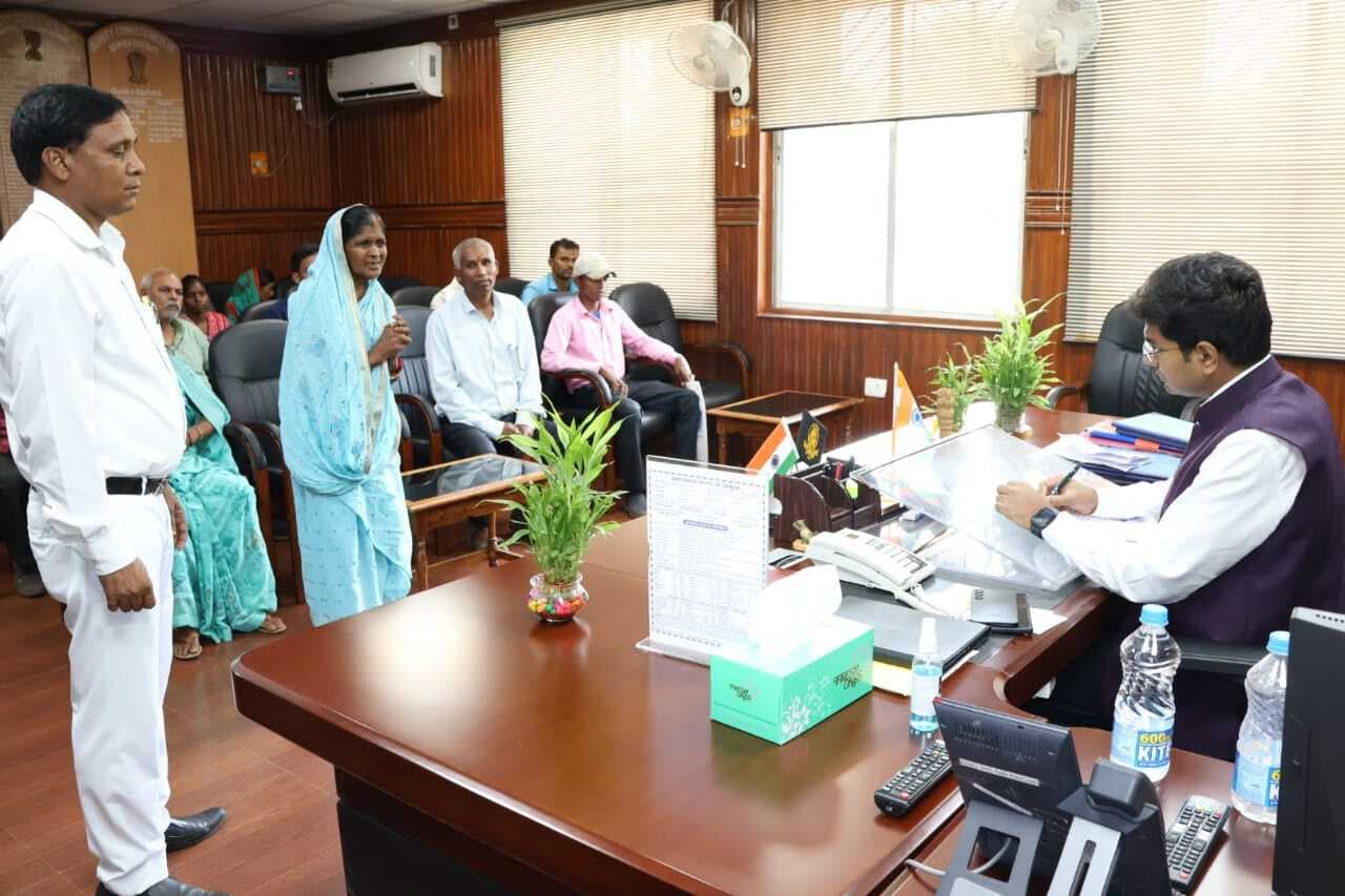 जनता दरबार में उपायुक्त ने सुनी आमजनों की समस्याएं