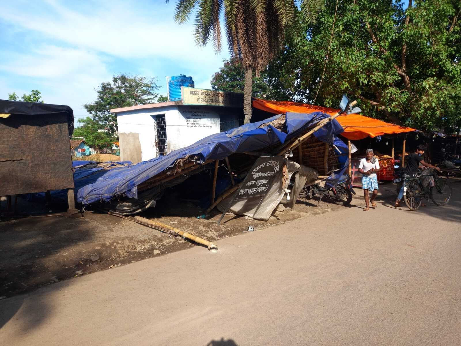 पाकुड़िया थाना के सामने फूस का चेकपोस्ट ढहा, हताहत नहीं