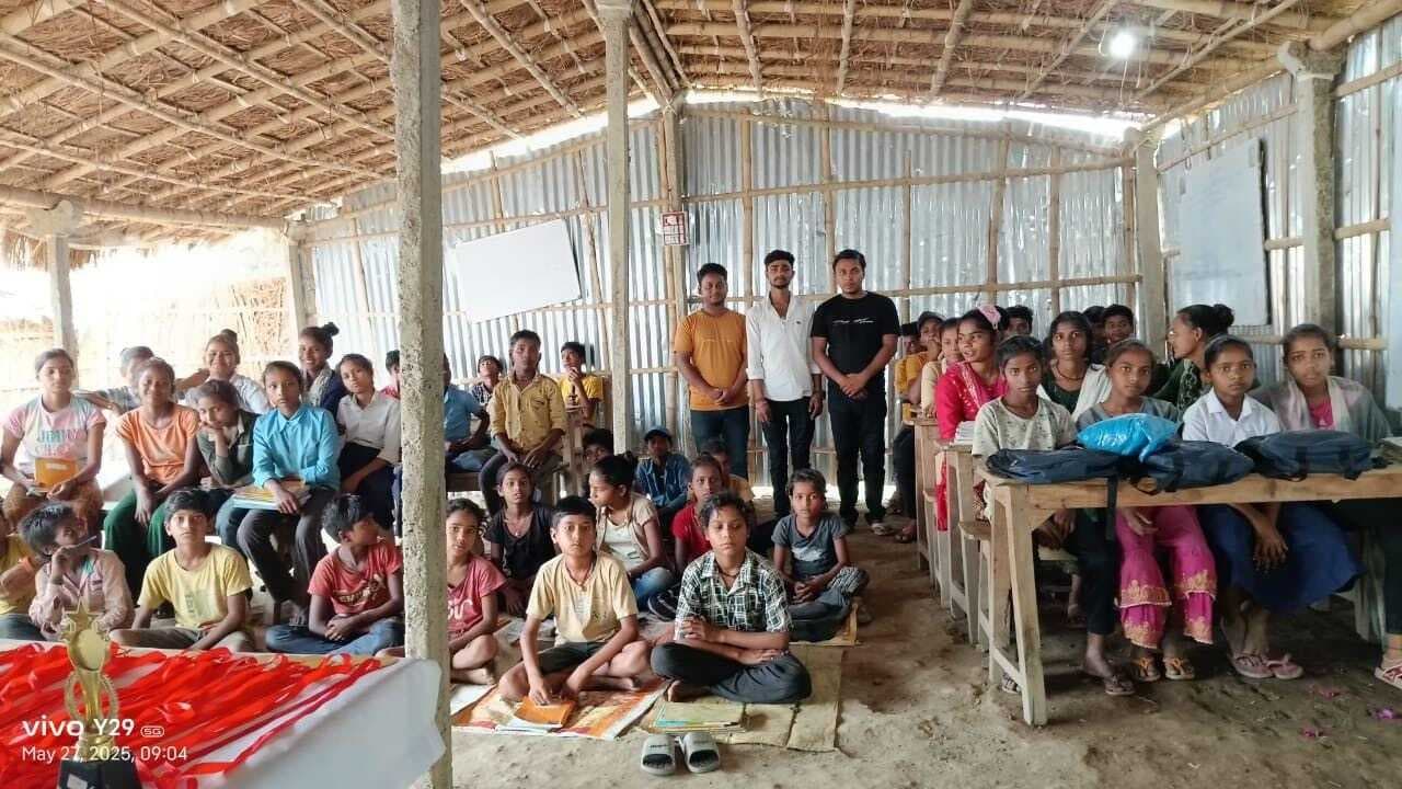 खेलकूद प्रतियोगिता के साथ ग्रामीणों को दिखाया गया सिनेमा