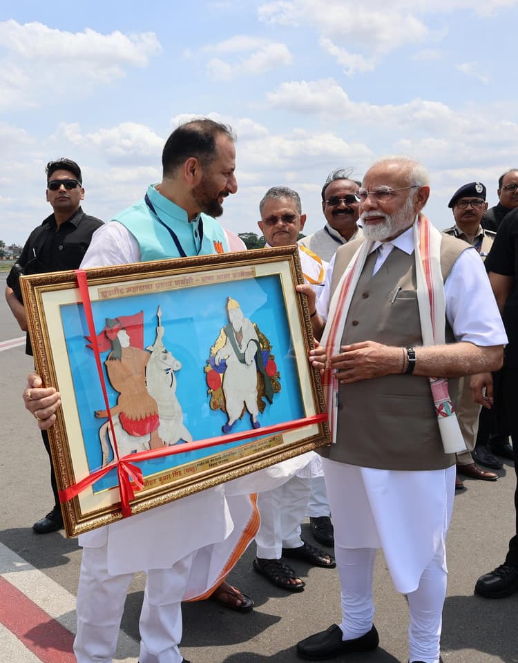 पीएम को पीएचईडी मंत्री ने भेंट किया गया ''''राणा-भामा'''' स्मृति चिन्ह - बिहार की सांस्कृतिक विरासत को मिला राष्ट्रीय सम्मान