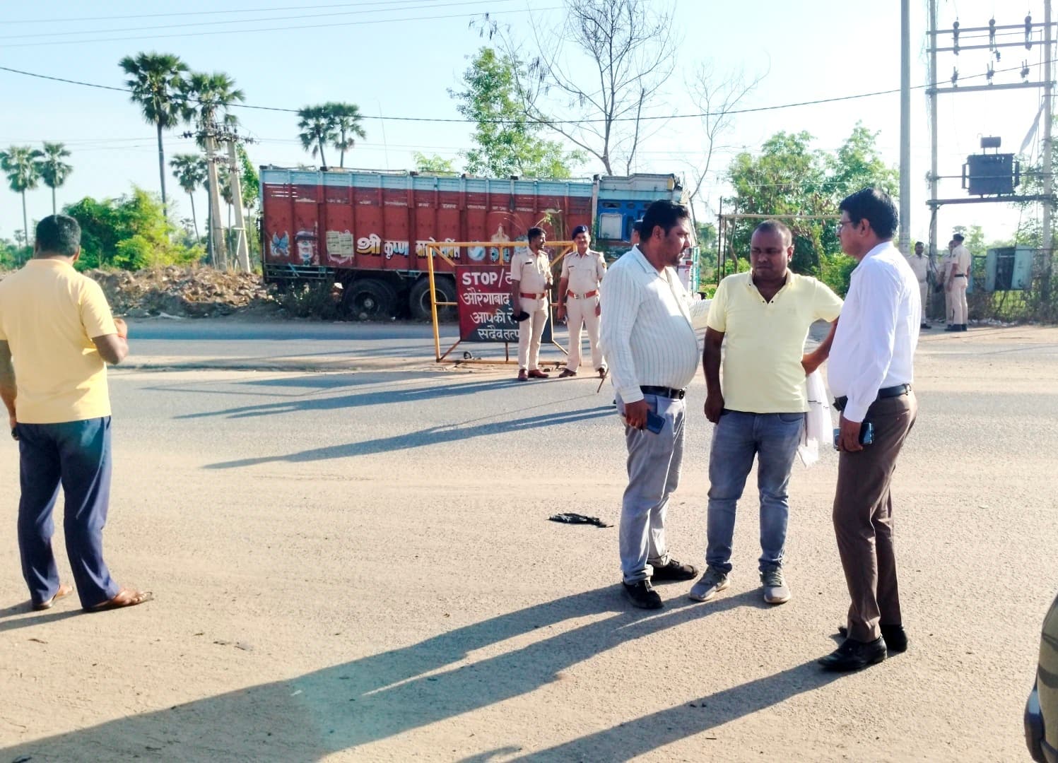 प्रधानमंत्री के कार्यक्रम में विभिन्न वाहनों से गये लोग, प्रमुख स्थानों पर पुलिस रही तैनात