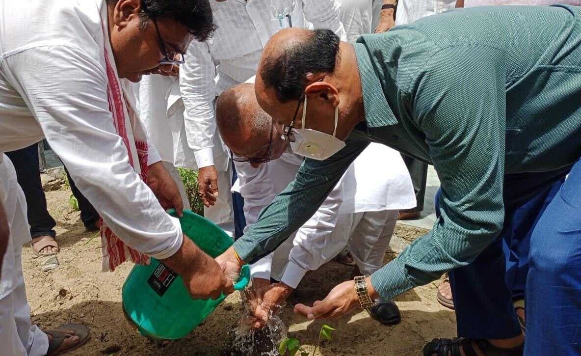 एक पेड़ मां के नाम अभियान के तहत पौधरोपण