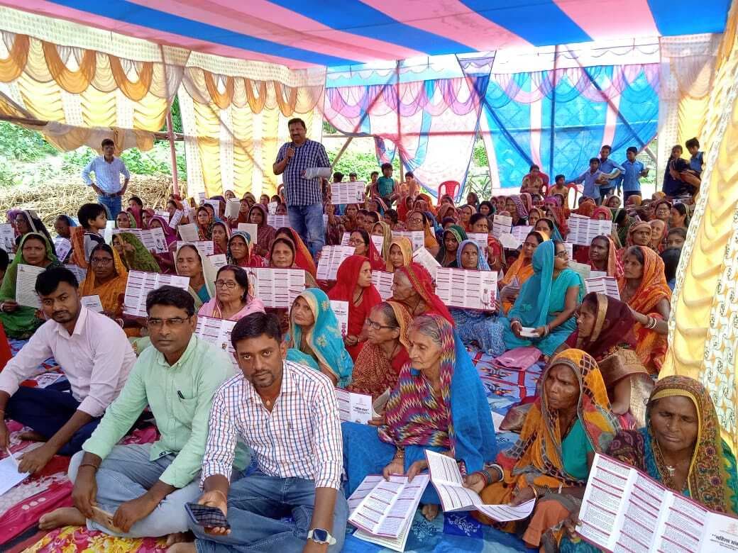 संवाद में महिलाएं रख रही पंचायत के विकास की मांग