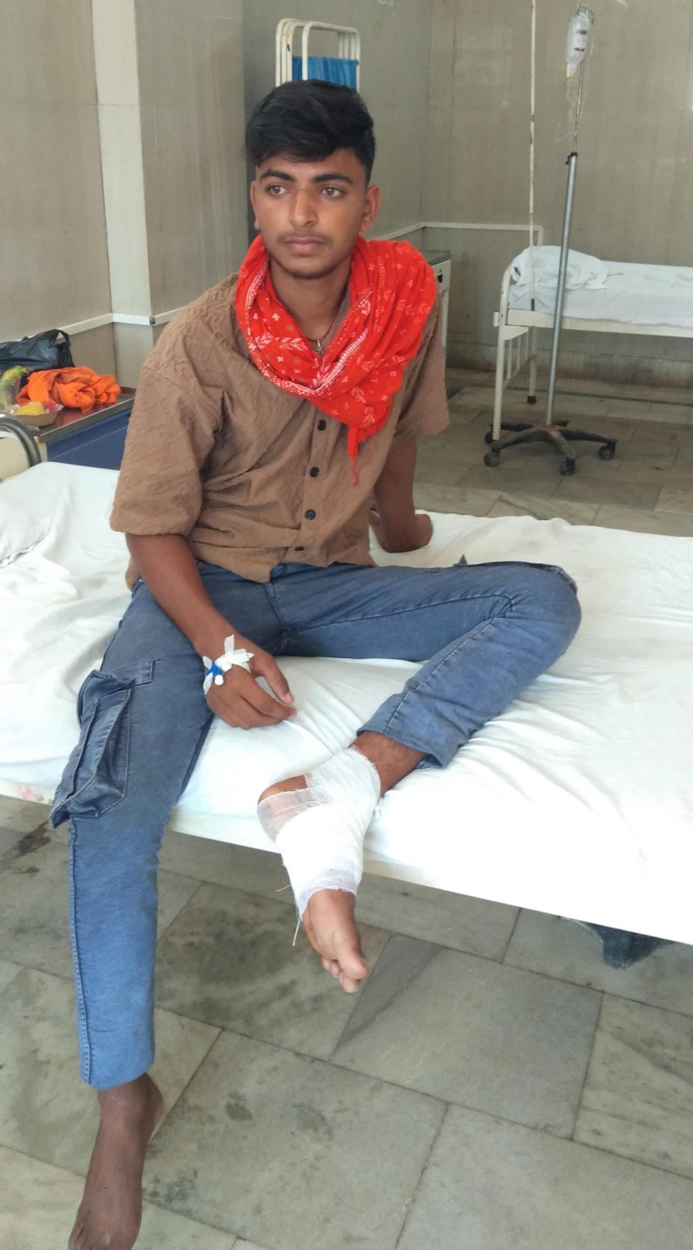 डिजनीलैंड के कर्मचारी पर जानलेवा हमला