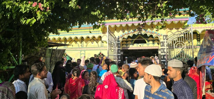 जलकी पीर मजार पर छोटी उर्स में श्रद्धालुओं की उमड़ी भीड़