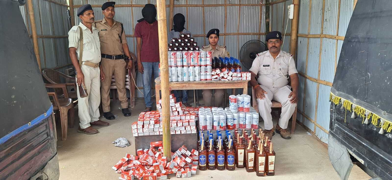 दो ऑटो से 195.960 लीटर विदेशी शराब बरामद कर दो तस्करों को किया गिरफ्तार