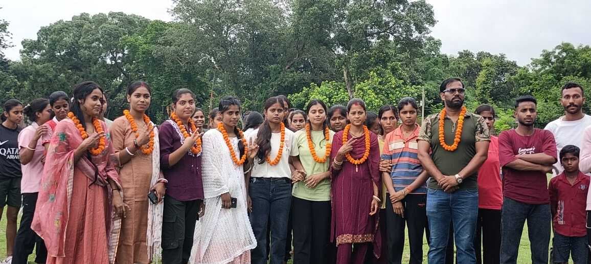 बिहार पुलिस में चयनित लड़के व लडकियों को किया गया सम्मानित