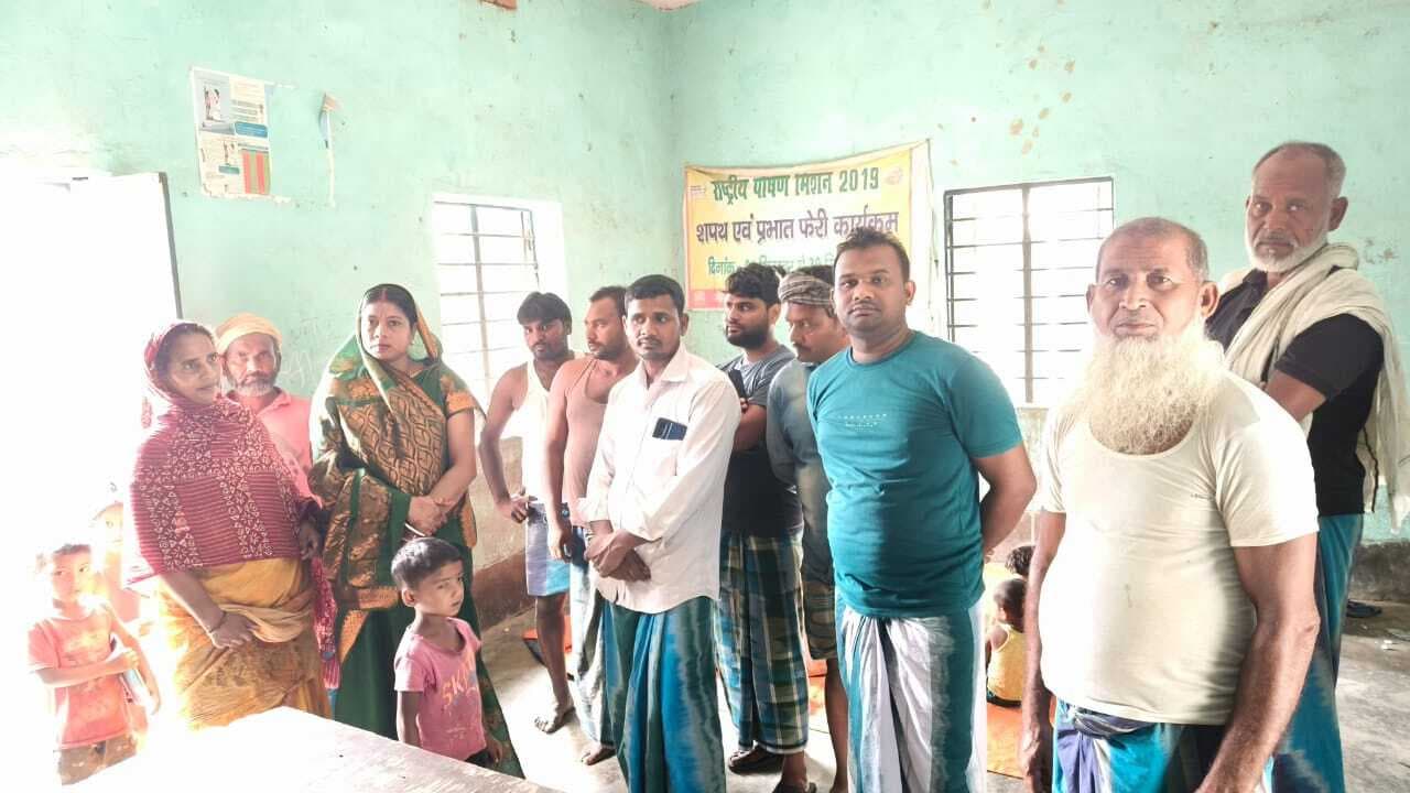 मुखिया ने आंगनबाड़ी केंद्र का किया निरीक्षण, निरीक्षण में केंद्र की खुली पोल