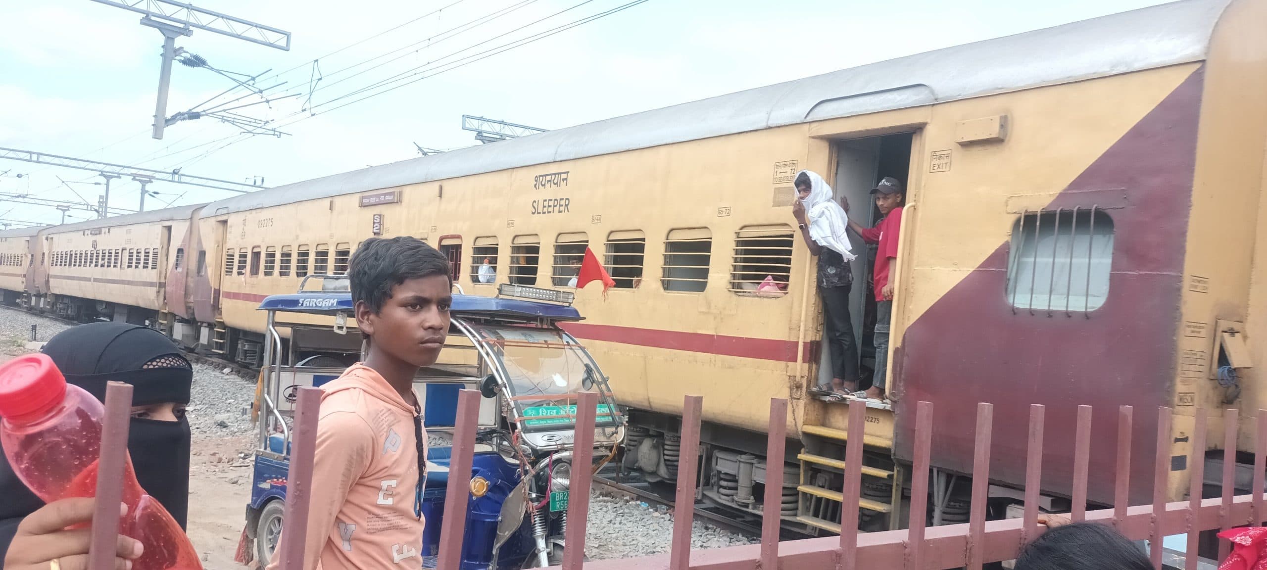 रेलवे फाटक पर बड़ी दुर्घटना होने से बची, चालक था नाबालिग