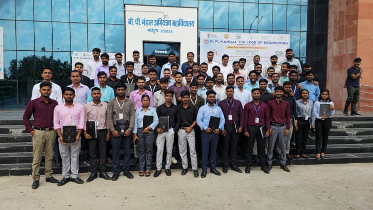 अंतिम वर्ष के सिविल इंजीनियरिंग छात्रों ने प्रस्तुत किया प्रोजेक्ट