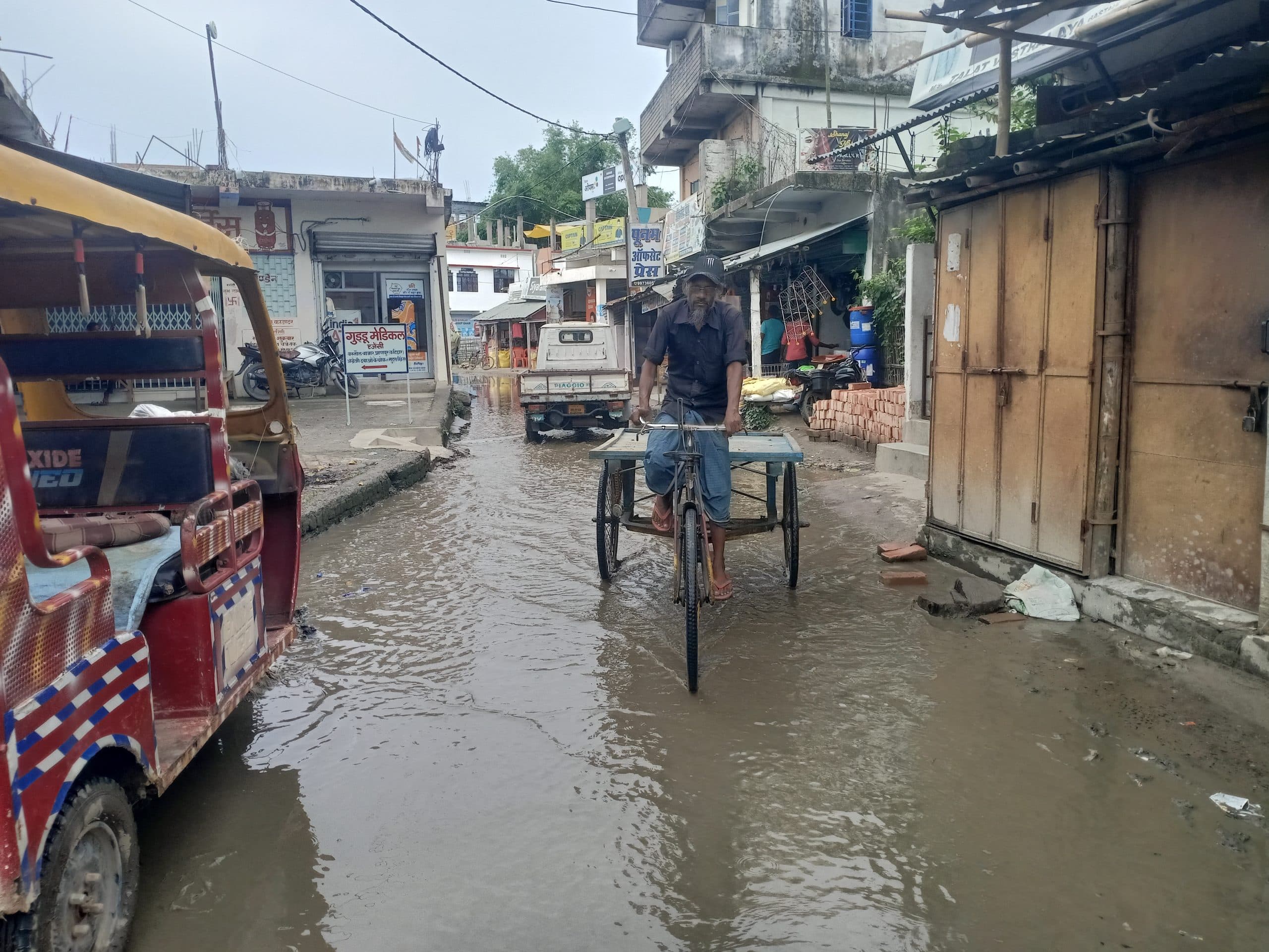 बारिश के पानी से सड़क पर जलजमाव, लोग परेशान