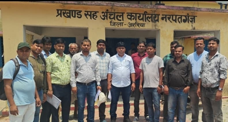 नरपतगंज अंचल में काम पर वापस लौटे राजस्व कर्मचारी