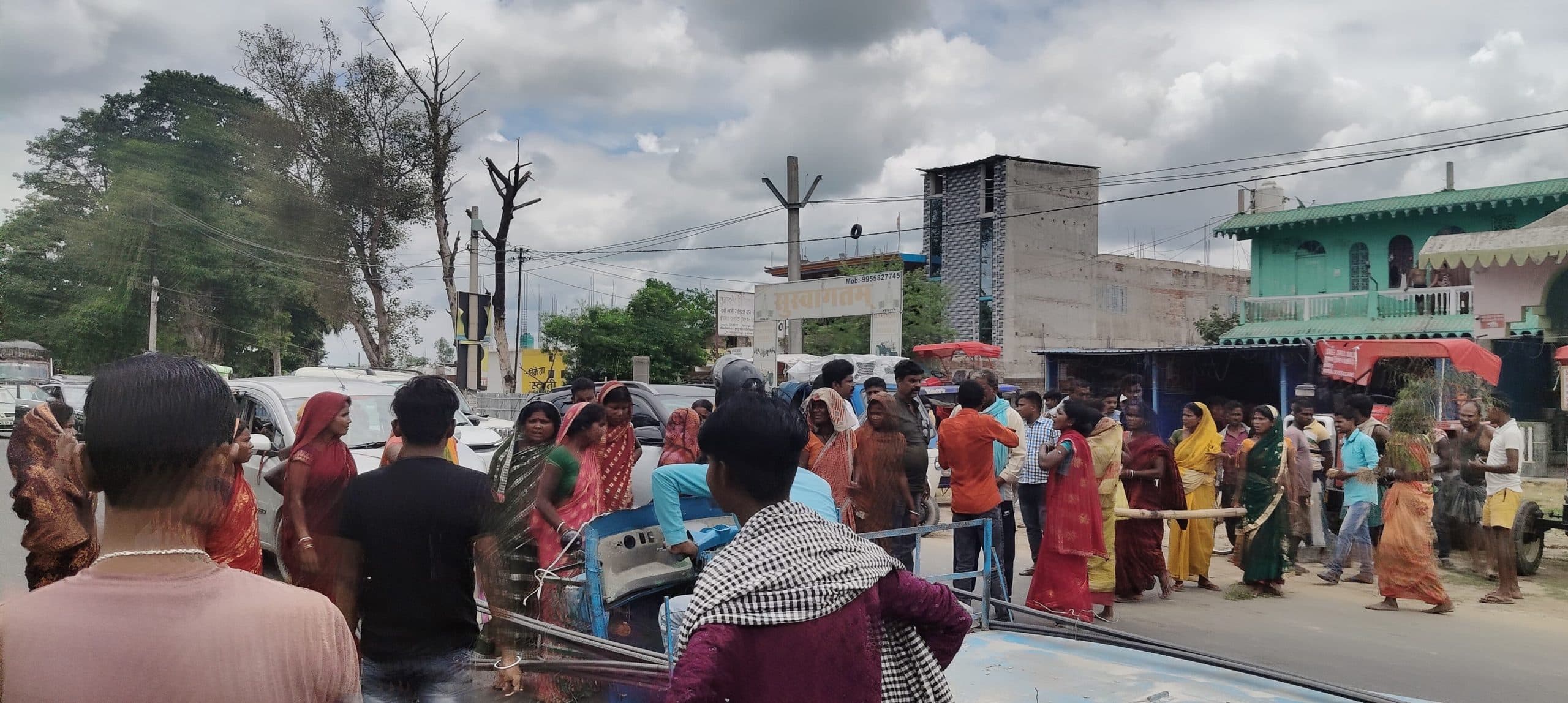 महादलित टोला में पांच दिनों तक बिजली आपूर्ति ठप रहने पर आक्रोश हुए लोग