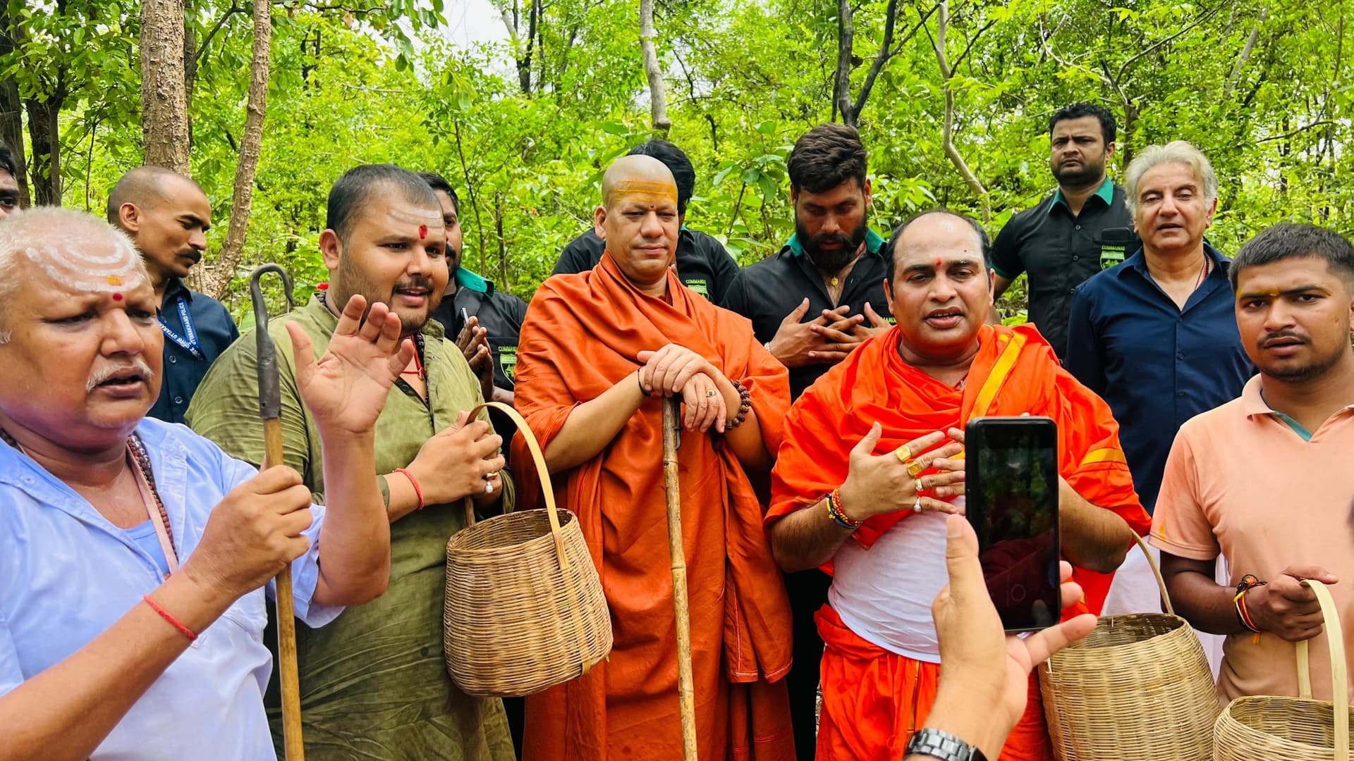 Deoghar news : कैलाशानंद गिरि बाबा की नगरी में देवघरिया रंग में रंगे, बेलपत्र तोड़ने पहुंचे जंगल