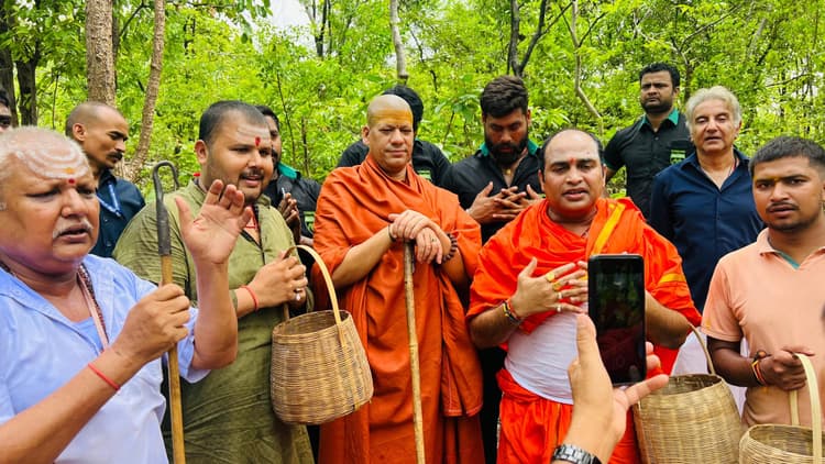 Deoghar news : कैलाशानंद गिरि बाबा की नगरी में देवघरिया रंग में रंगे, बेलपत्र तोड़ने पहुंचे जंगल
