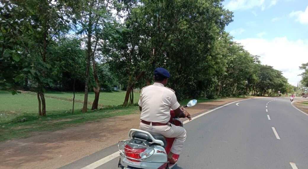 जो दूसरों को पढ़ाते हैं यातायात सुरक्षा का पाठ, वह खुद नहीं करते अनुपालन