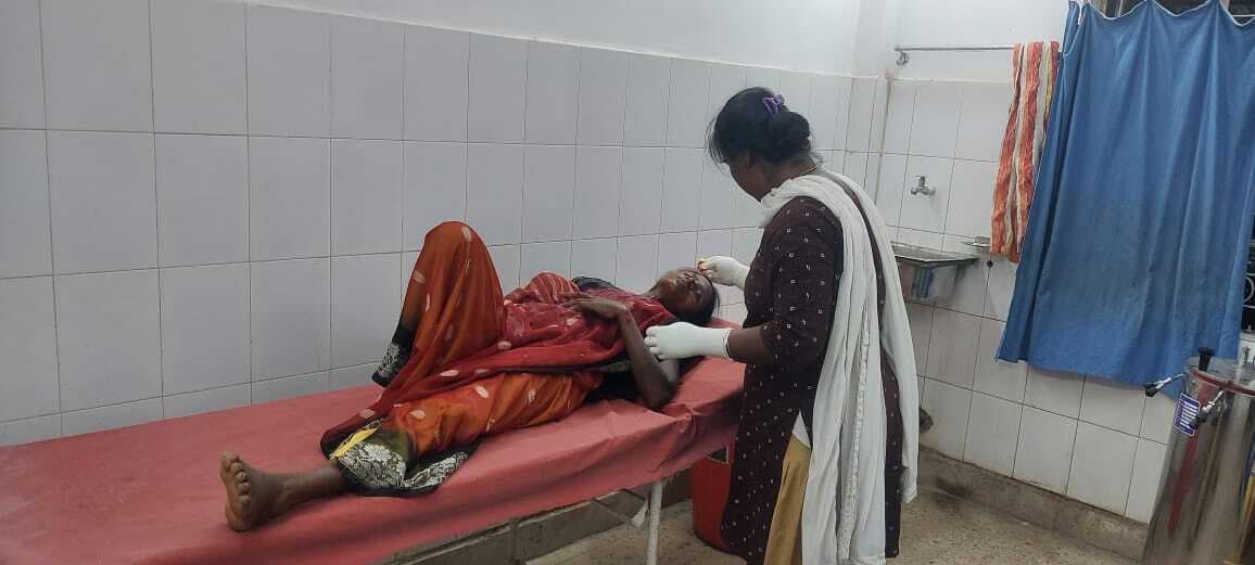 स्कूटी से टकरा बाइक सवार दंपती घायल, बच गयी नवजात शिशु की जान