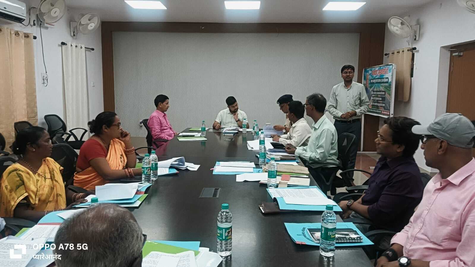 डीएम ने अत्याचार  निवारण मामले में आरोप पत्र समर्पित करने का दिया निर्देश