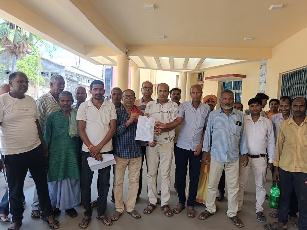 प्रोमवि रिफायतपुर को उच्च विद्यालय धोरैया में मर्ज करने पर जताया विरोध