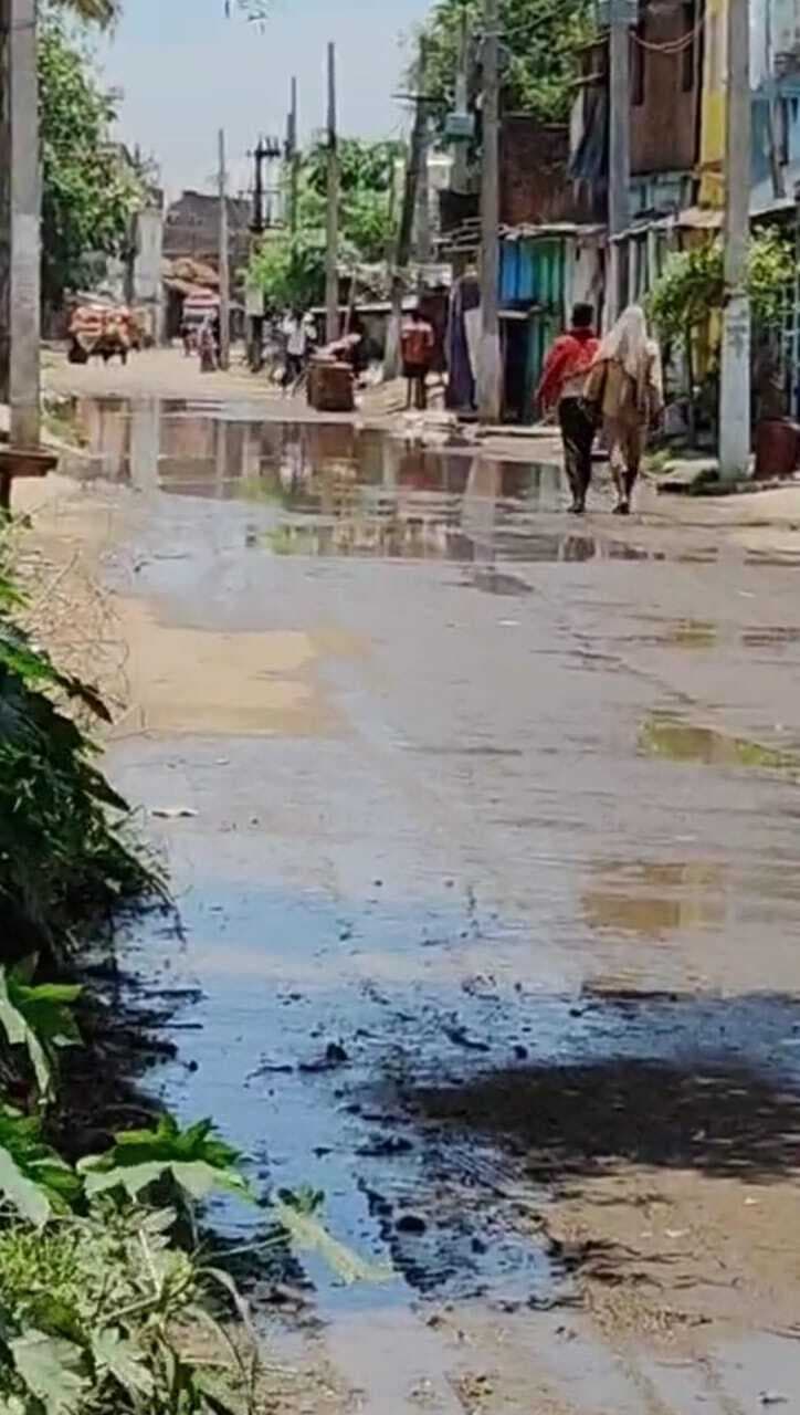 प्रतापपुर गांव में सड़क पर जलजमाव से ग्रामीण व वाहन चालक परेशान