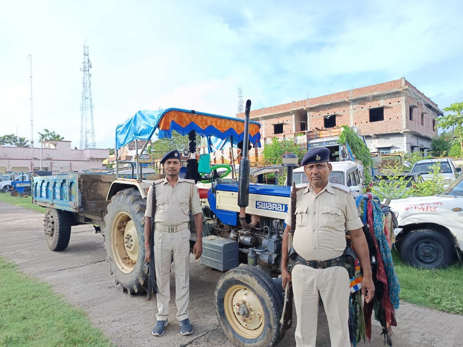 बालू लदा ट्रैक्टर जब्त, अभियुक्तों पर प्राथमिकी दर्ज