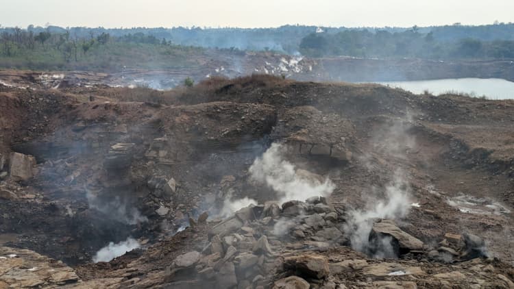 करकट्टा के बंद खदान से निकल रहा धुआं