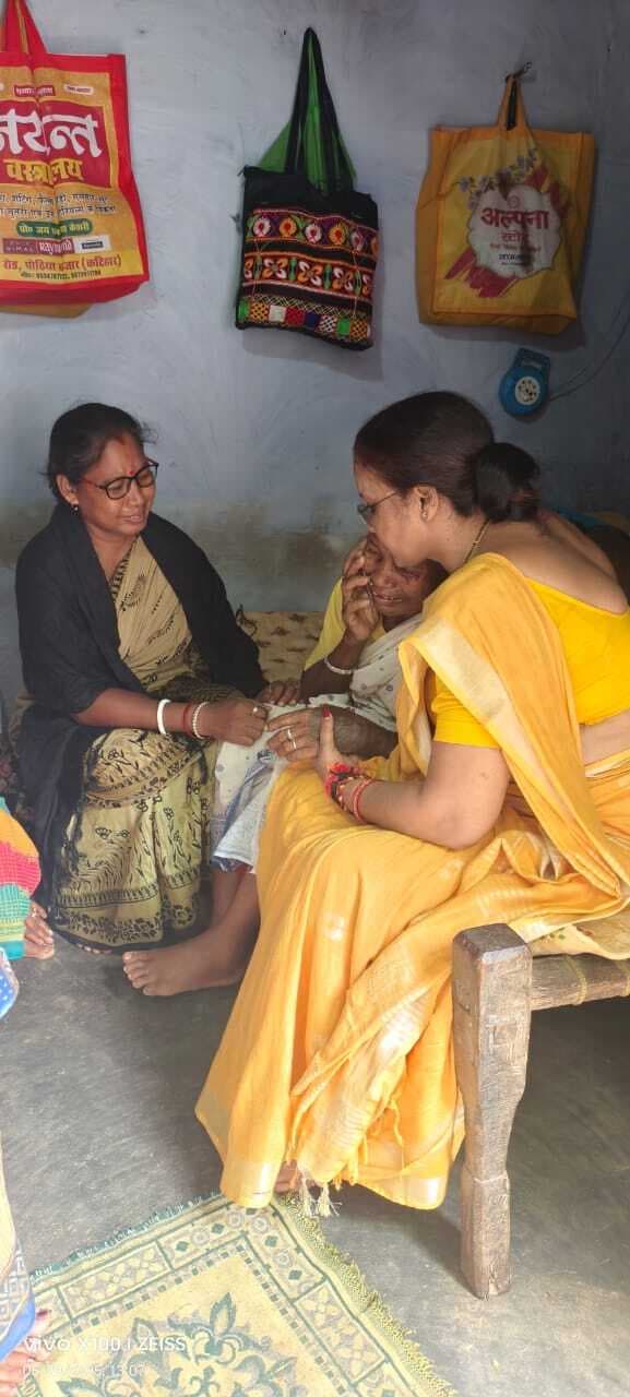 भाजपा नेत्री ने मृतक के परिजन को दी आर्थिक मदद