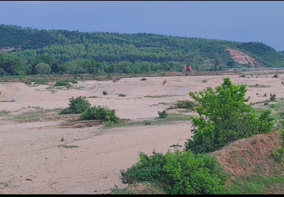 अवैध बालू की ढुलाई ने ग्रामीणों की उड़ाई नींद