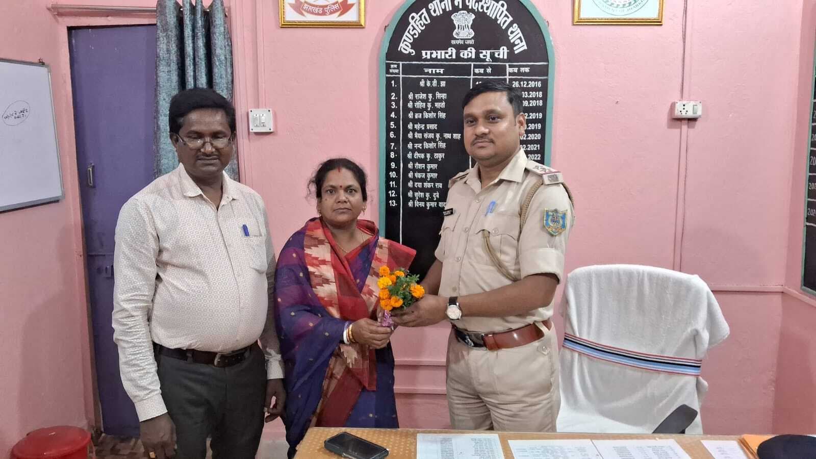 जिप सदस्य ने नये थाना प्रभारी का किया स्वागत