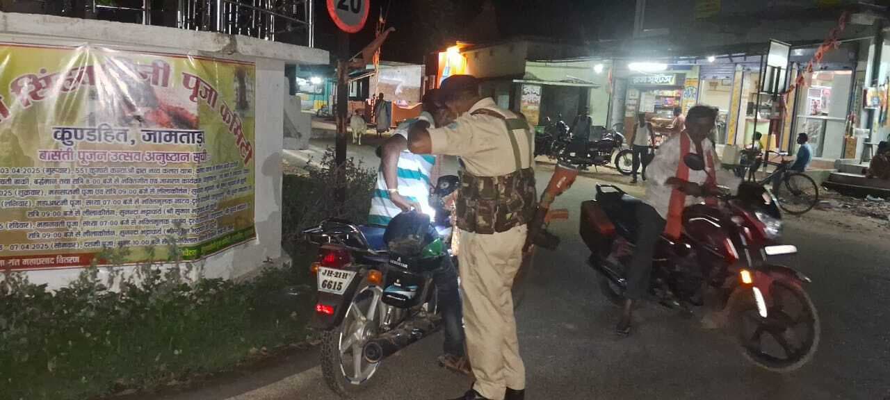 पुलिस ने कॉलेज मोड़ में ली वाहनों की तलाशी