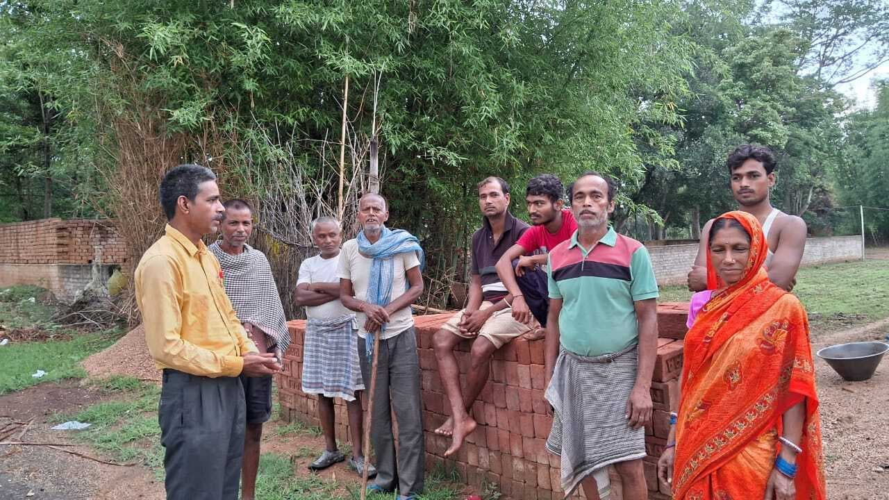 जन सुराज के नेताओं ने गांव में लोगों की समस्या सुनी