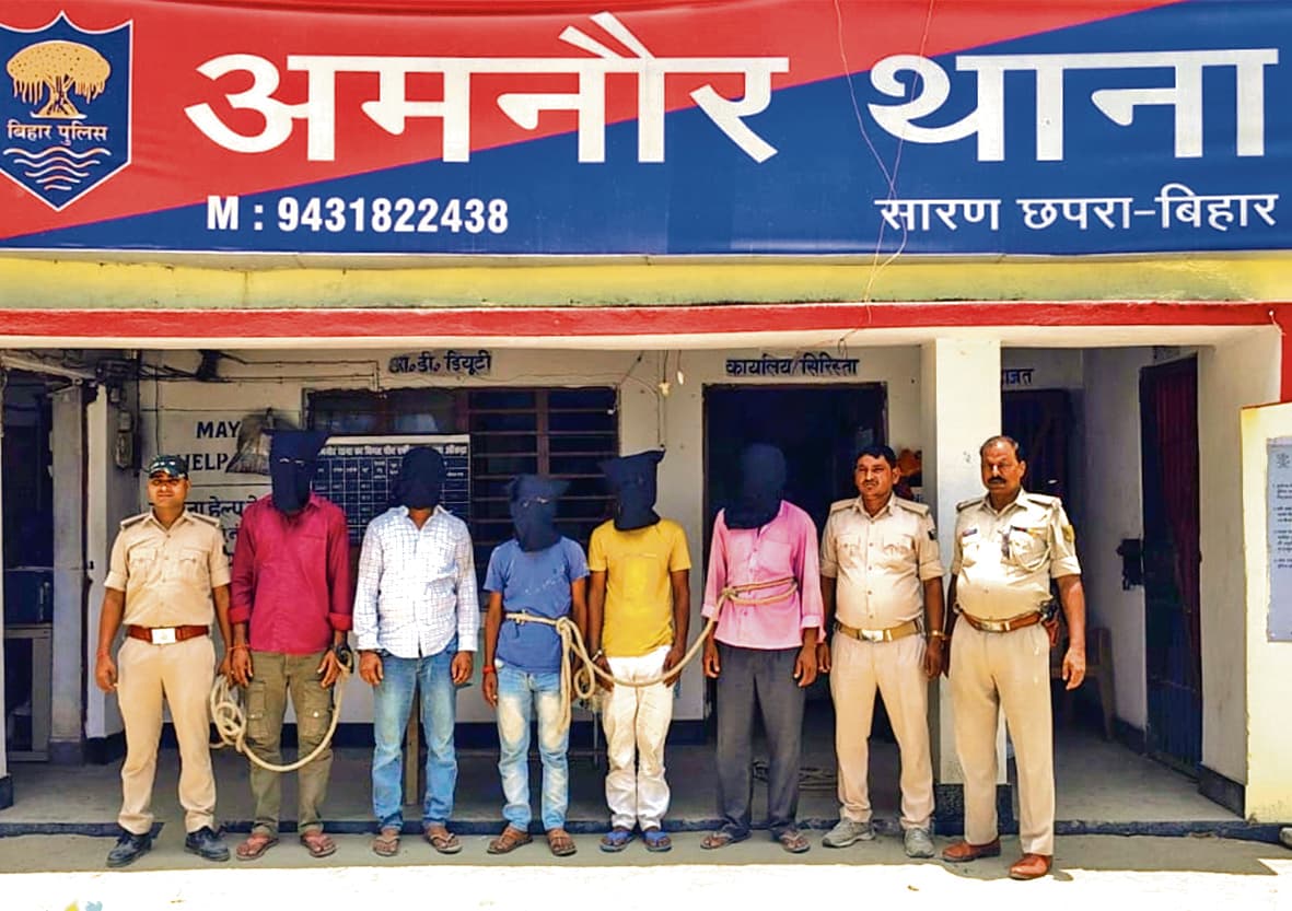 Saran News : अवैध हथियारों के साथ पांच युवकों को पुलिस ने पकड़ा
