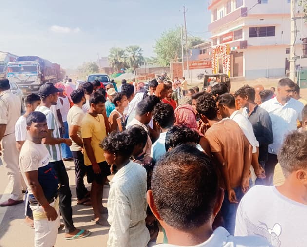 Gaya News : दुर्घटना में घायल युवक की मौत, विरोध में लोग सड़क पर उतरे