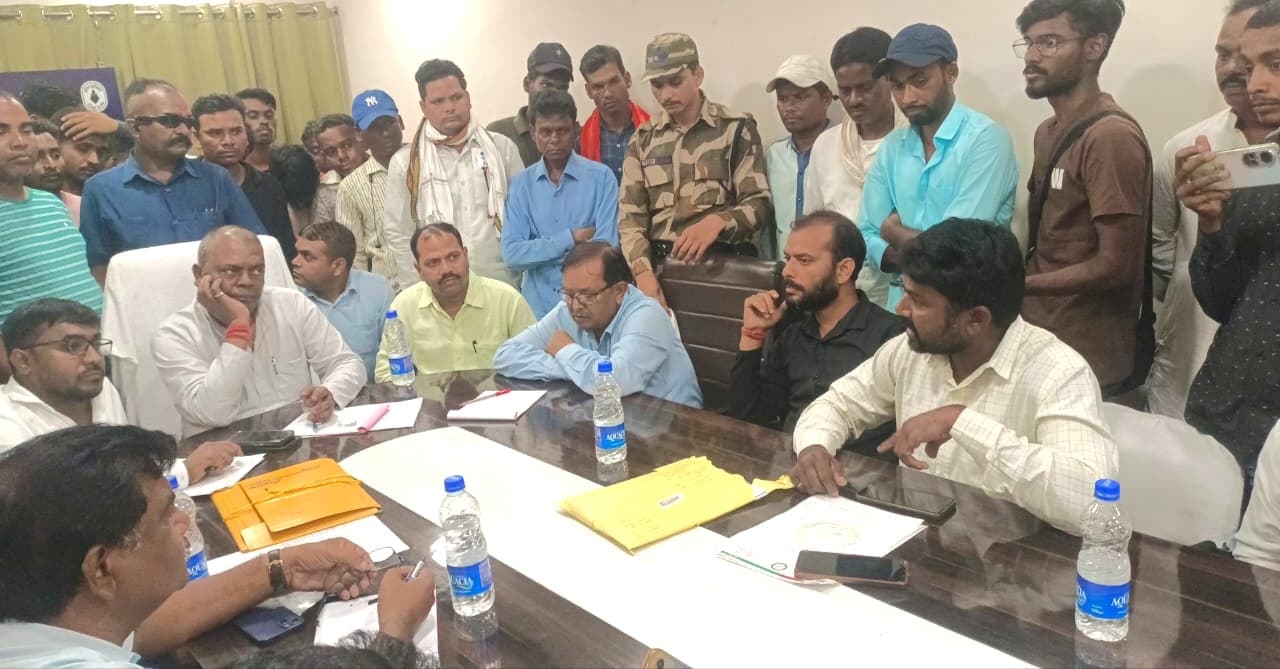 Dhanbad News: वार्ता के दौरान ब्लॉक दो जीएम पर भड़के गिरिडीह सांसद