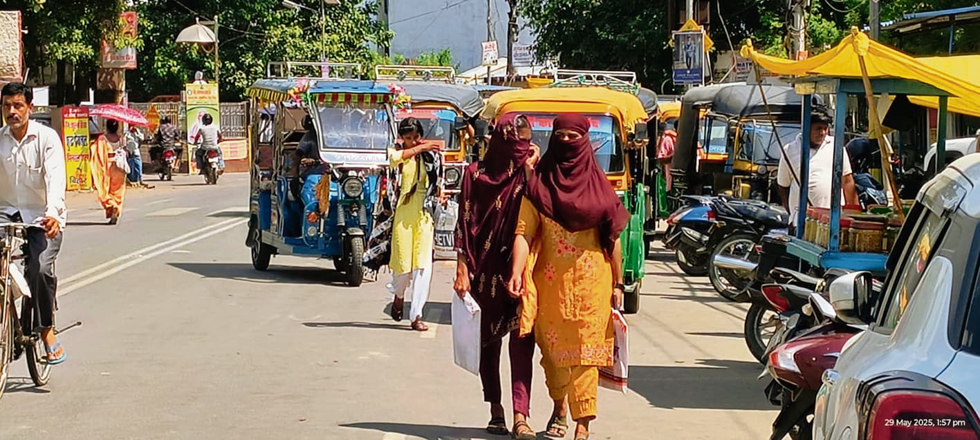 Gopalganj News : बादलों की आवाजाही के बीच उमस वाली गर्मी से व्याकुल हो उठे लोग, बिजली की कटौती ने भी लोगों को किया बेचैन