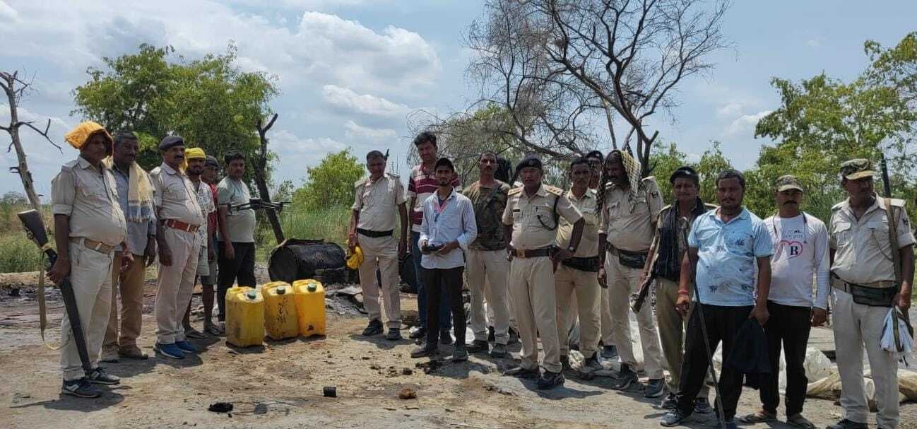 hajipur news. सुकुमारपुर दियारा में शराब की 12 भट्ठियां ध्वस्त