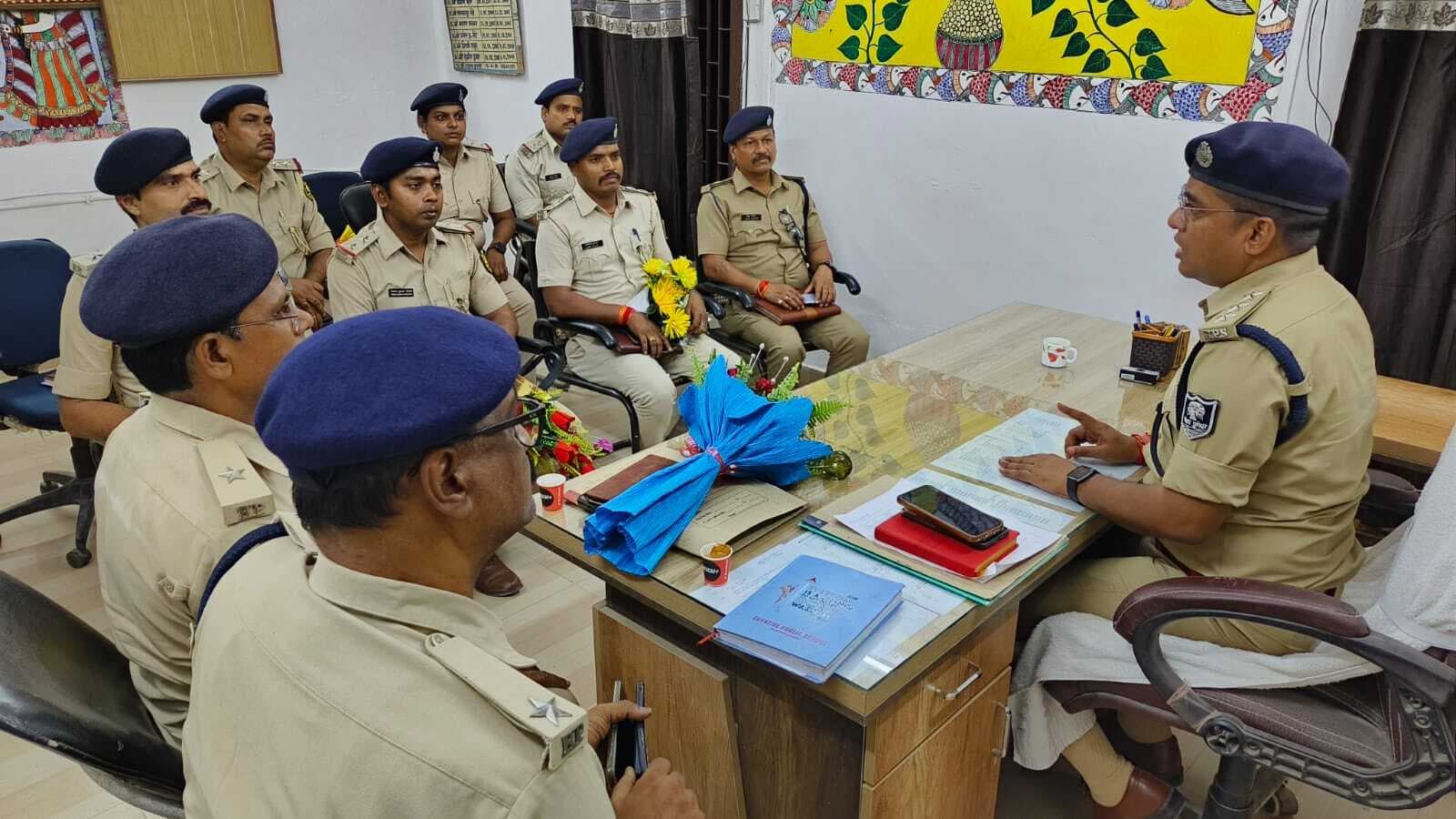 Madhubani News : विधि व्यवस्था के लिए एसडीपीओ ने थानाध्यक्षों के साथ की बैठक