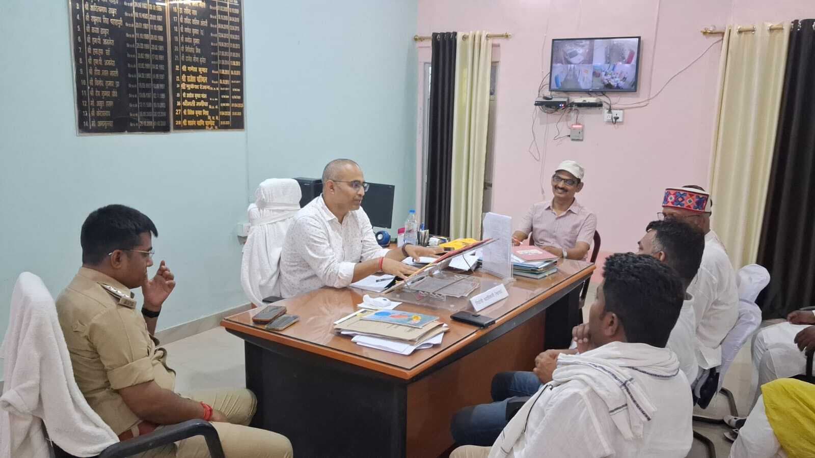 Madhubani News : राजनीतिक दलों के प्रतिनिधियों को मतदाता सूची में संशोधन की दी जानकारी