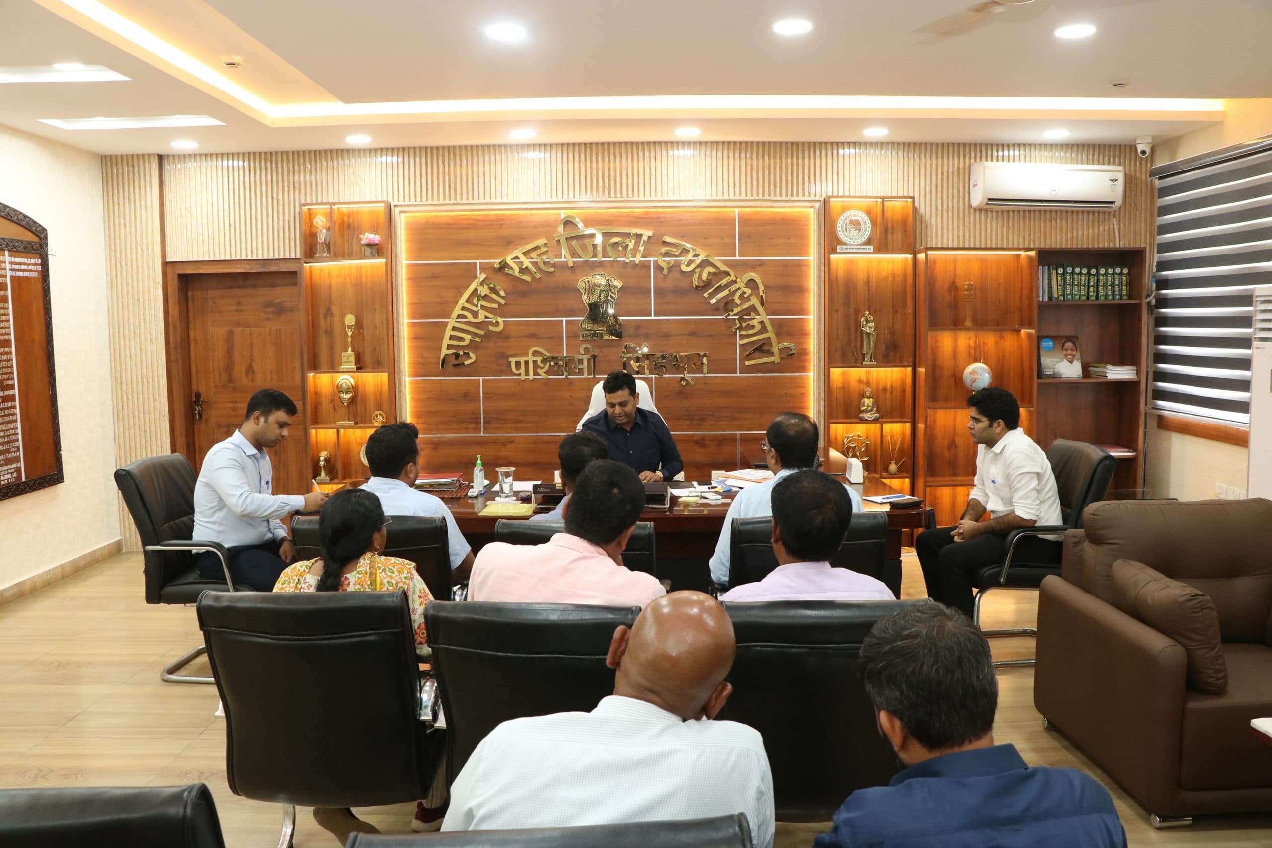 Chaibasa News : योग्य लाभुकों का चयन कर योजनाओं का लाभ दें : डीसी