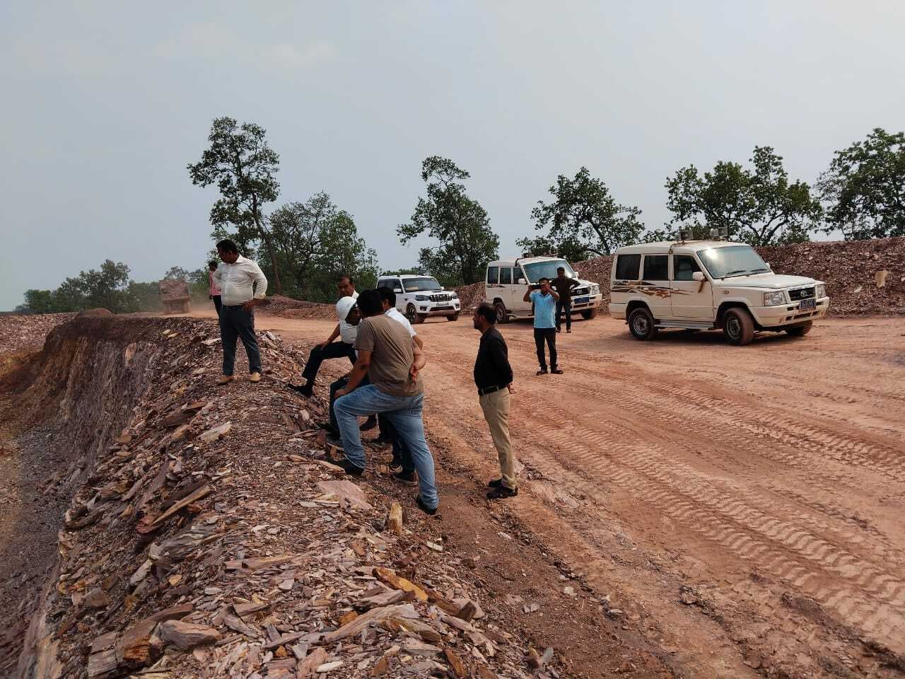 Chaibasa News : जगन्नाथपुर की बंद खदानों का एसडीओ ने किया निरीक्षण