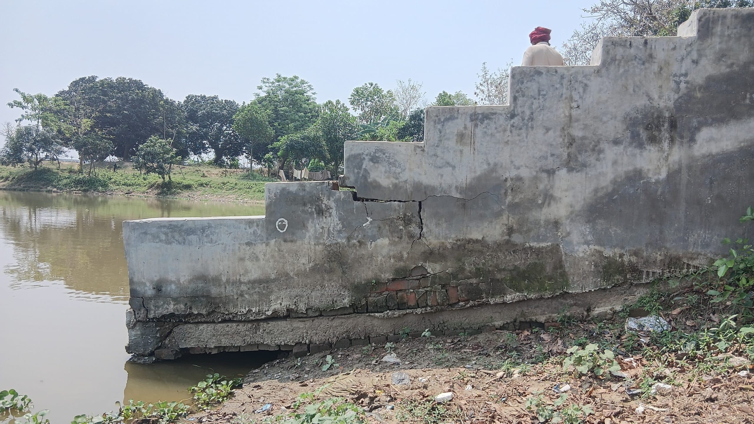 Madhubani News : निर्माण के दो साल बाद ही टूटने लगा छठ पूजा घाट