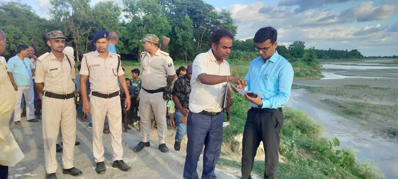 Madhubani News : एसडीओ ने कमला नदी कटाव स्थल का किया निरीक्षण