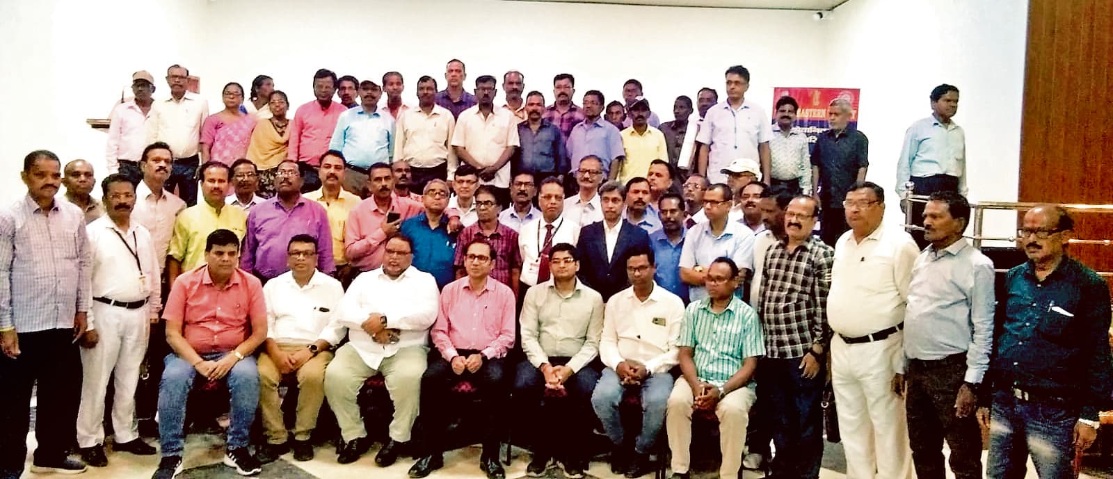 Chaibasa News : साइबर अपराधियों से सावधान रहें सेवानिवृत्त रेलकर्मी : डीआरएम