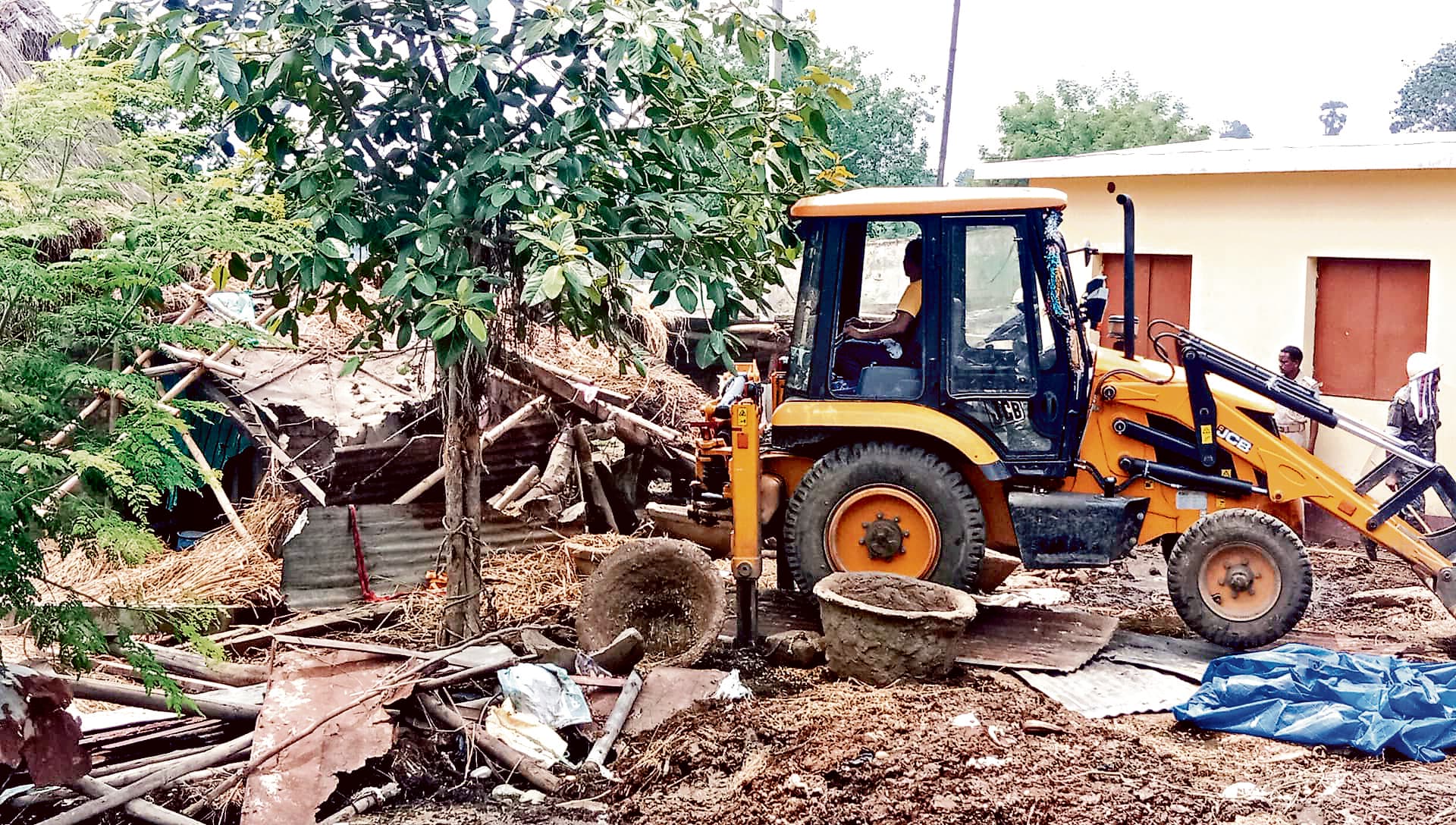 Chaibasa News : कुदलीबाड़ी में चलाया गया अतिक्रमण हटाओ अभियान, 25 से अधिक खटाल हटाये गये