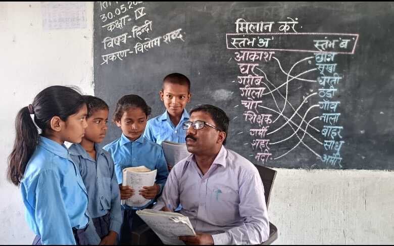 Samastipur News:टीचर ऑफ द मंथ चुने गये शिक्षक बैद्यनाथ रजक