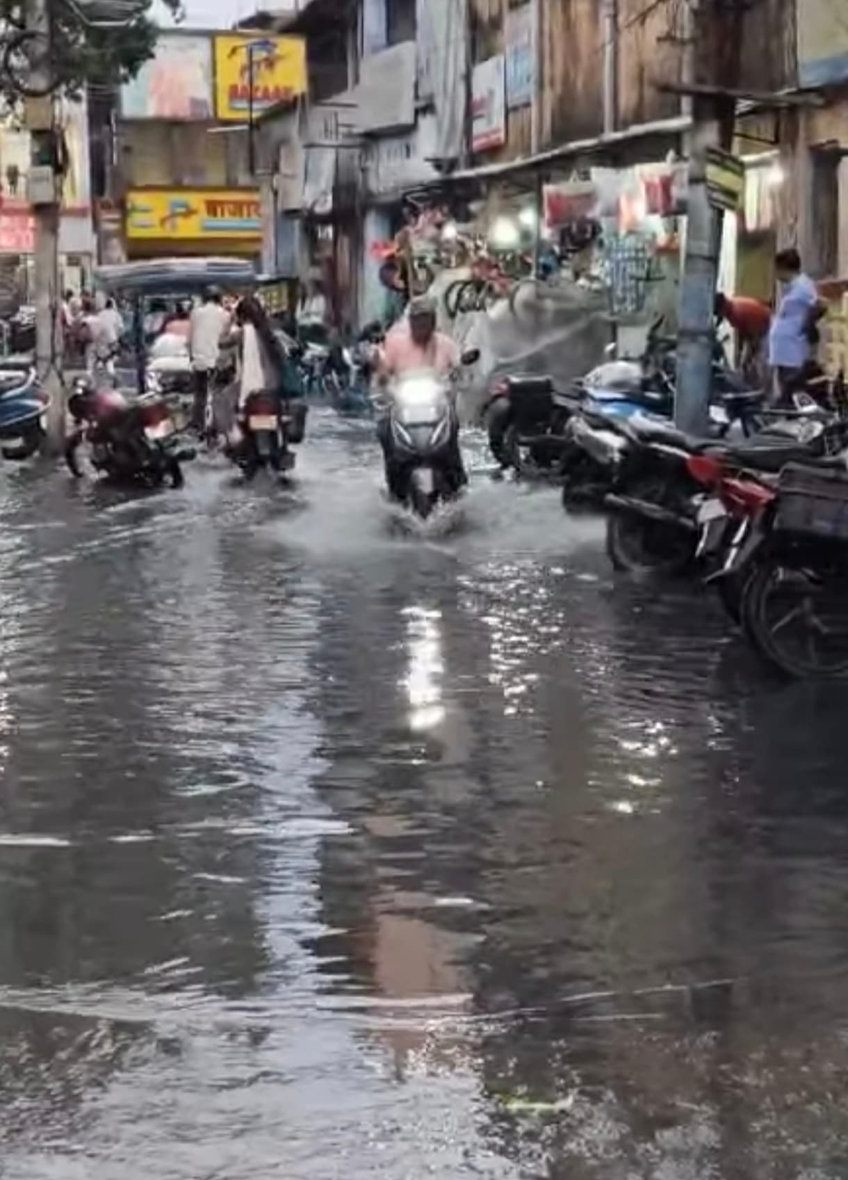 Giridih News :कुछ देर की बारिश ने बिगाड़ी शहर की सूरत