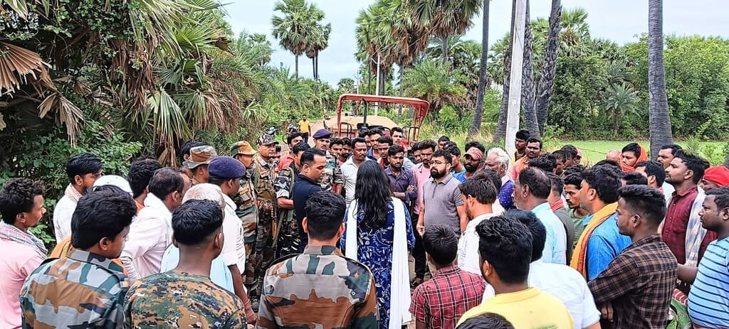 पथरगामा के सनातन में बालू लदे ट्रैक्टर को सीओ से छुड़ाने का प्रयास, ट्रैक्टर जब्त