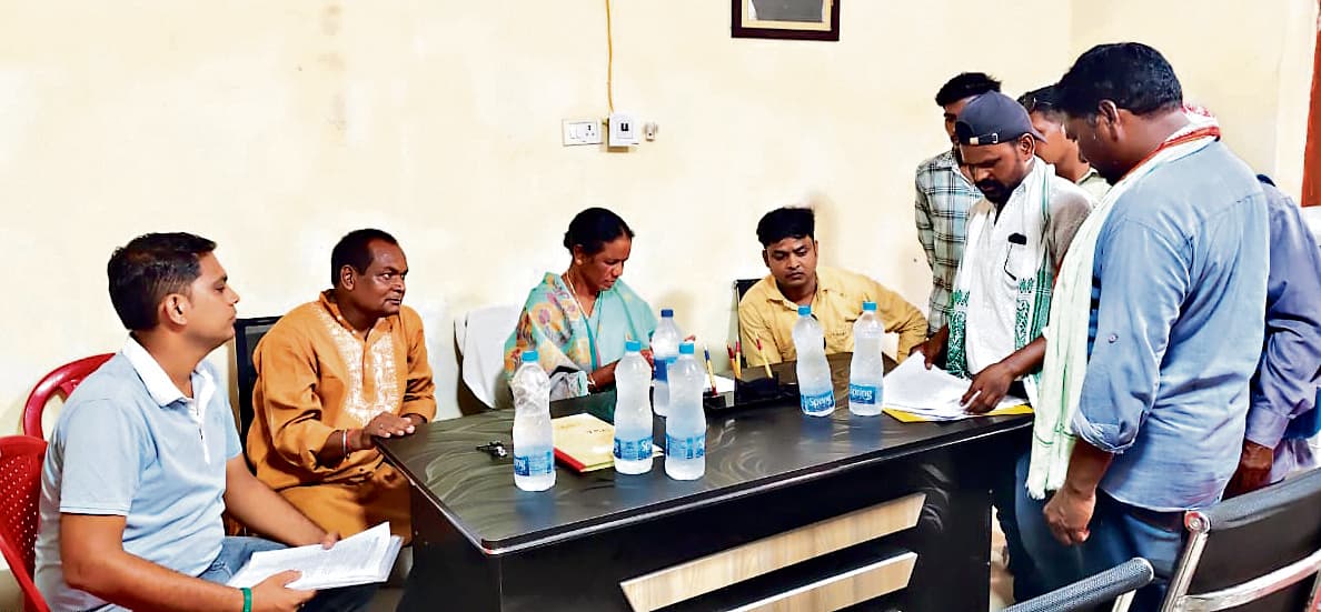 Seraikela Kharsawan News : सरायकेला के कैंप कार्यालय में लोगों की समस्याओं से रूबरू हुईं सांसद